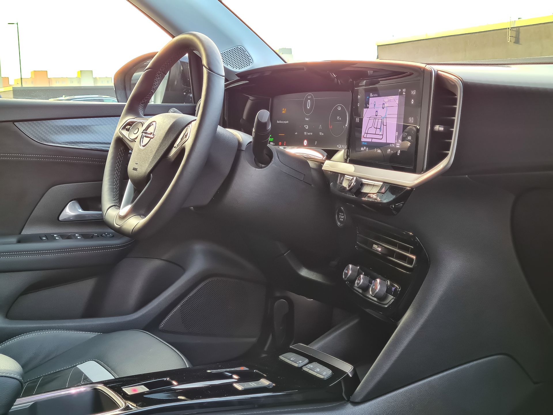 Opel Mokka-e: Systemy bezpieczeństwa i wsparcia kierowcy oraz nowy system info-rozrywki 4