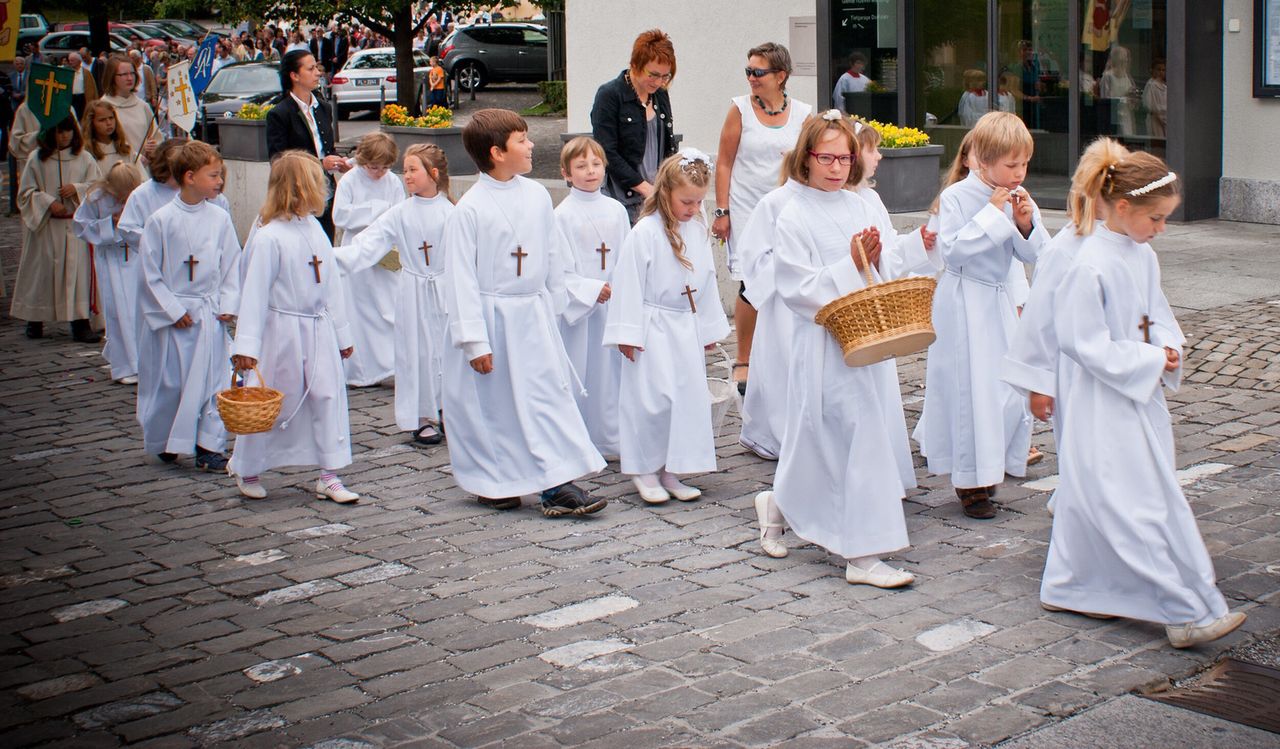 Ile włożyć do koperty na komunię? Prezenty coraz bardziej ciążą Polakom