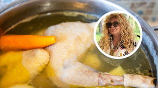 Magda Gessler grzmi, że to najgorsze mięso do rosołu. Polacy kochają go na nim gotować