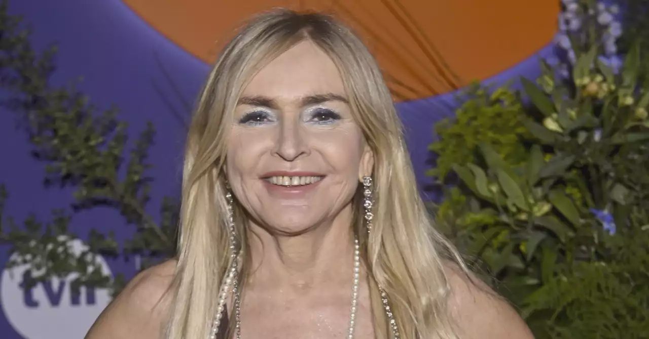 Monika Olejnik i jej stylizacja. Czerwone kozaczki na platformie i skóra