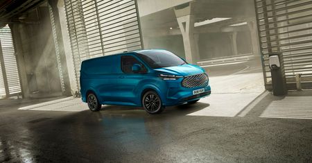 Tryb kuriera i wnętrze jak mobilne biuro - Ford E-Transit Custom ma zmienić mały biznes