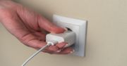 Ile energii pobiera ładowarka bez podłączonego telefonu? Czy to bezpieczne?