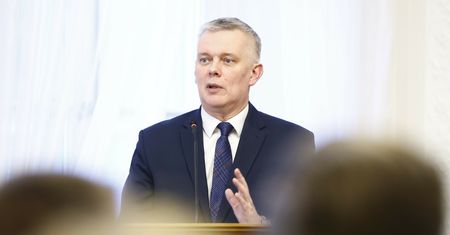 Minister jeździ dacią. Wziął na nią kredyt