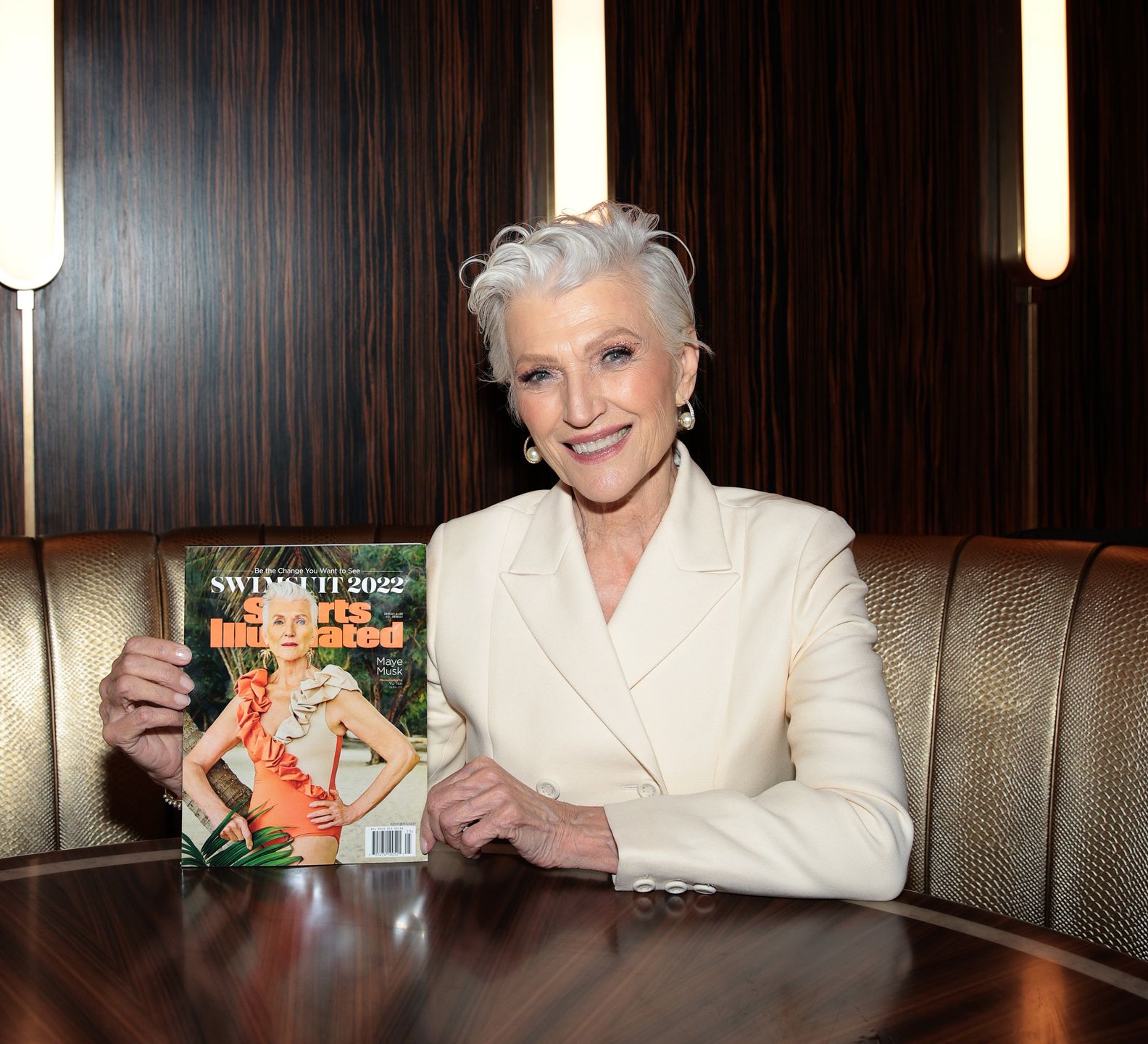 Maye Musk, matka Elona Muska, pozuje z egzemplarzem "Sports Illustrated 2022 Swimsuit", na którego okładce znalazło się jej zdjęcie