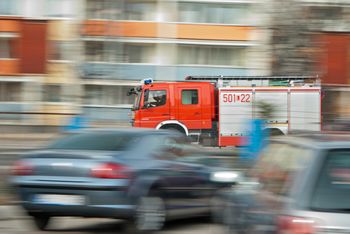 Białystok: pożar na balkonie w bloku. 4 zastępy strażaków w akcji