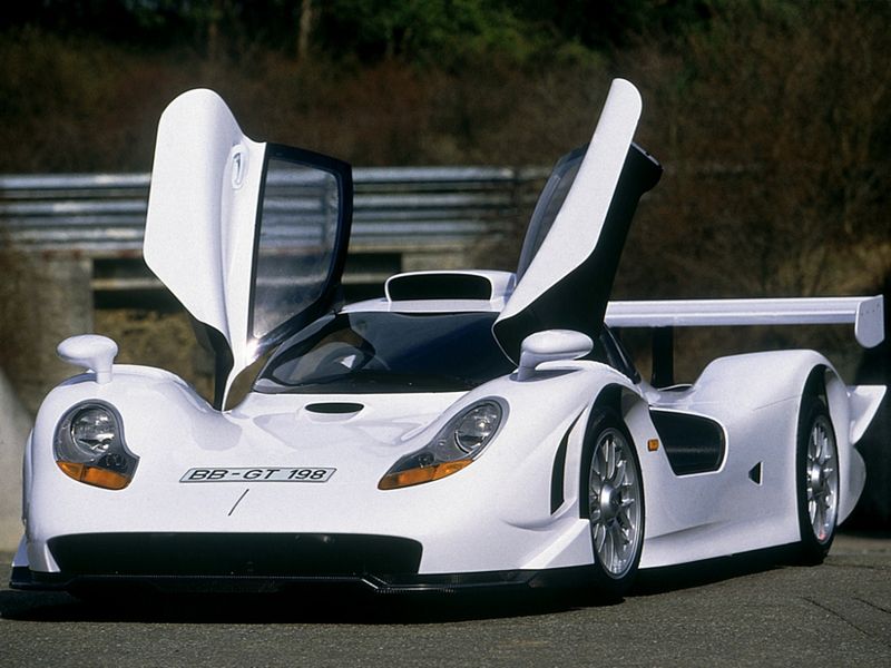 W 1997 roku Le Mans nie było już tak łaskawe dla 911 GT1. McLaren odrobił lekcje i znowu wybił się ponad Niemców, zajmując 2. i 3. pozycję. Pierwsze miejsce ponownie należało do prototypu zespołu Joest Racing.