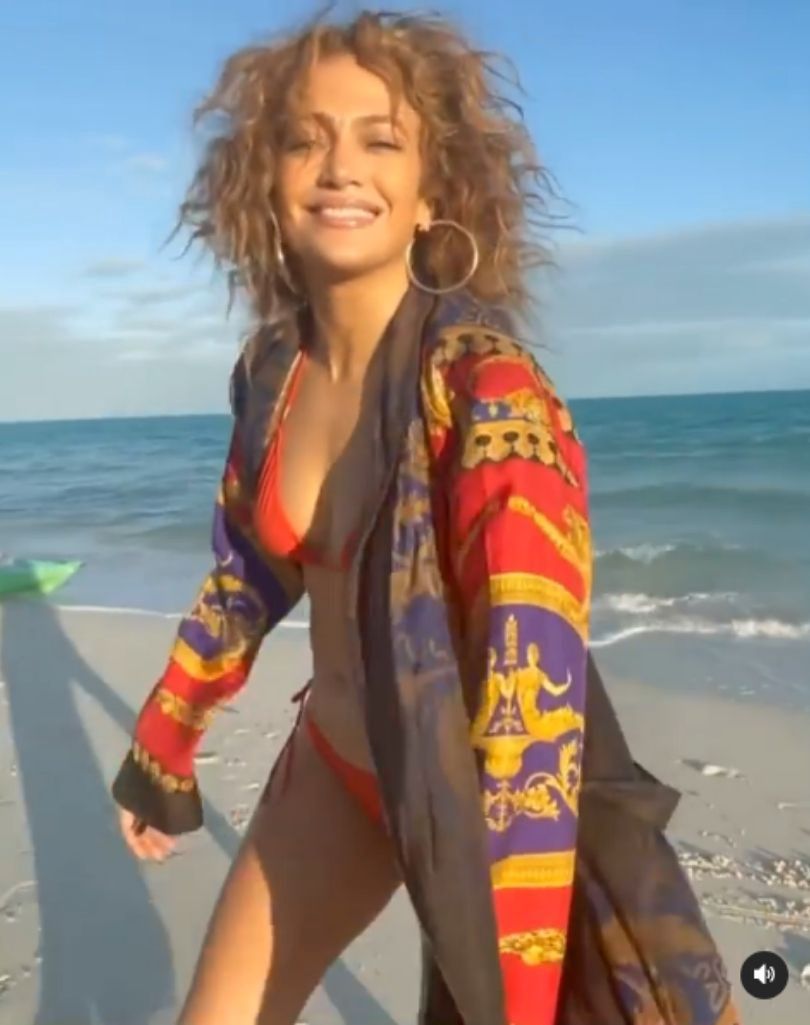 Jennifer Lopez oddaje się porannym rytuałom na plaży w bikini i szlafroku Versace