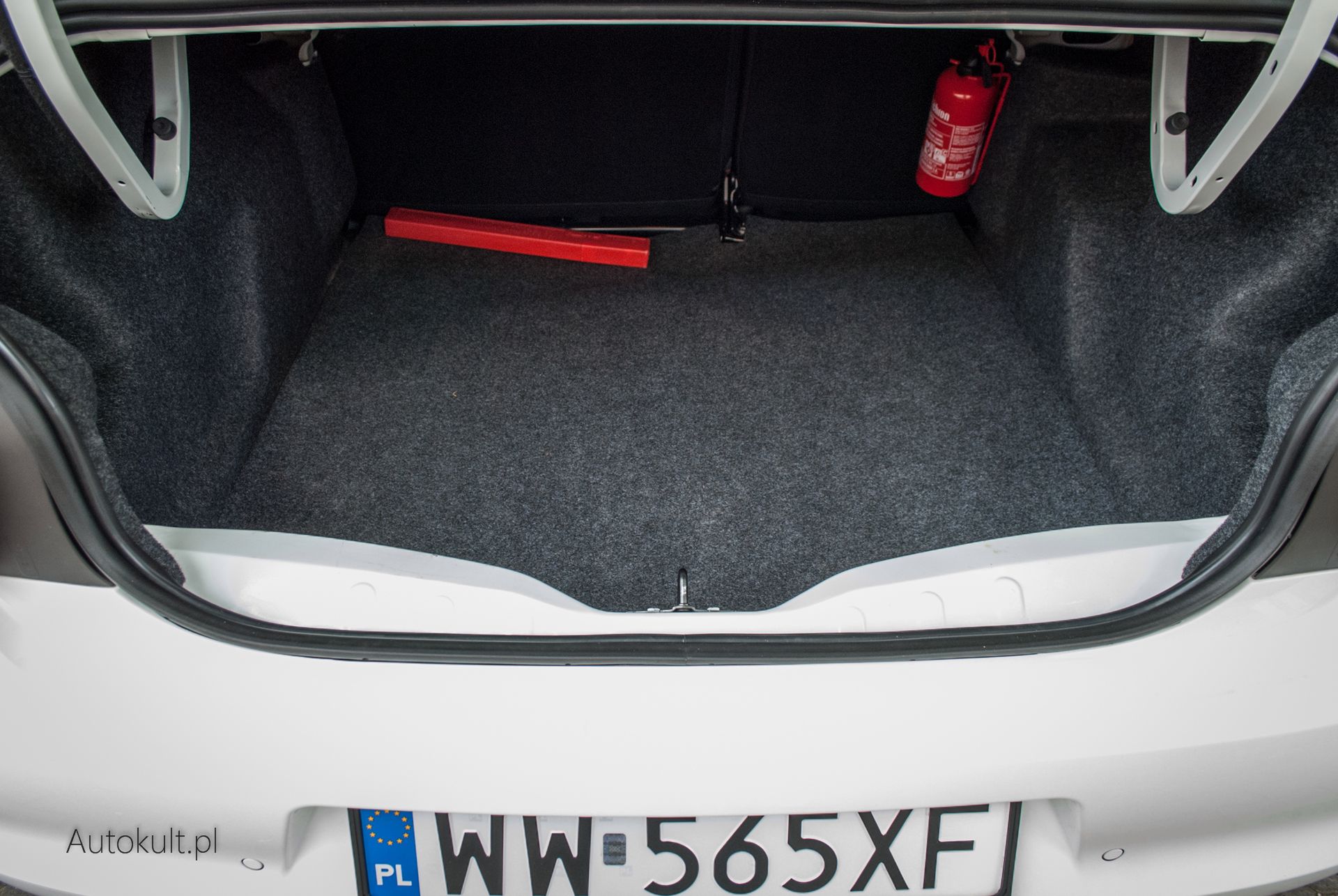 Sposób otwierania bagażnika jest nieprzemyślany. Szkoda tym bardziej, że Peugeot 301 korzysta z otwierania osobnym przyciskiem