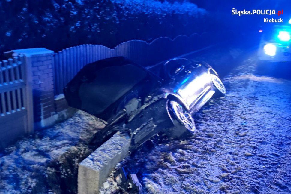 Śląsk. W Pacanowie – powiat kłobucki - pijany kierowca jaguara stracił panowanie nad pojazdem.