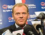 Tusk: Premier "tchórzy" przed debatą