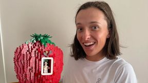 Wróciła do domu i dostała prezent. Świątek nie kryła zaskoczenia