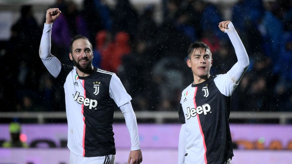 Gonzalo Higuain (z lewej) i Paulo Dybala