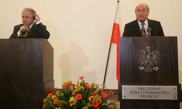 Na zdjęciu: Prezydent Polski Lech Kaczyński. I przemawiający z jego mównicy Sepp Blatter. FOT: Bartłomiej Zborowski/ PAP
