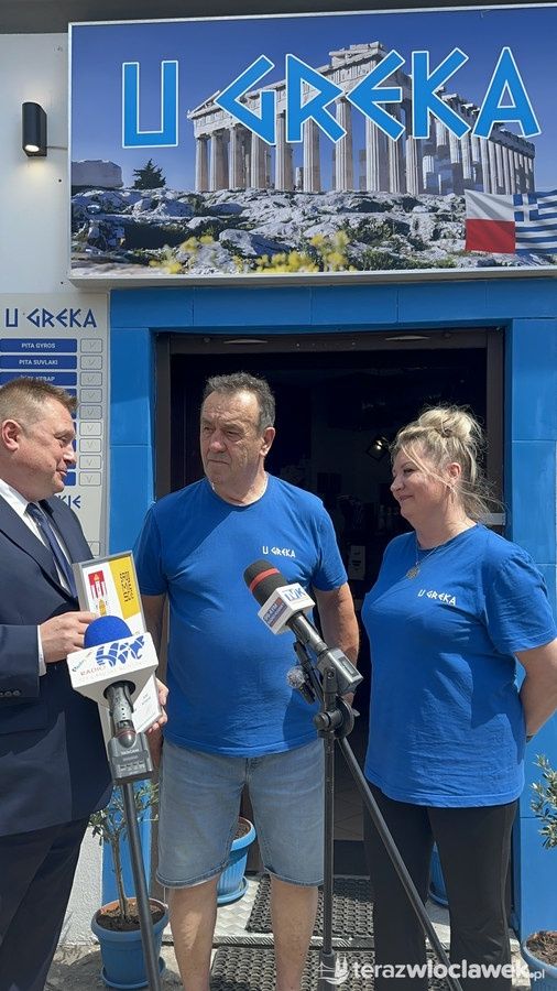 Właściciele greckiej tawerny odbierają tytuł Markowego Lokalu Śr