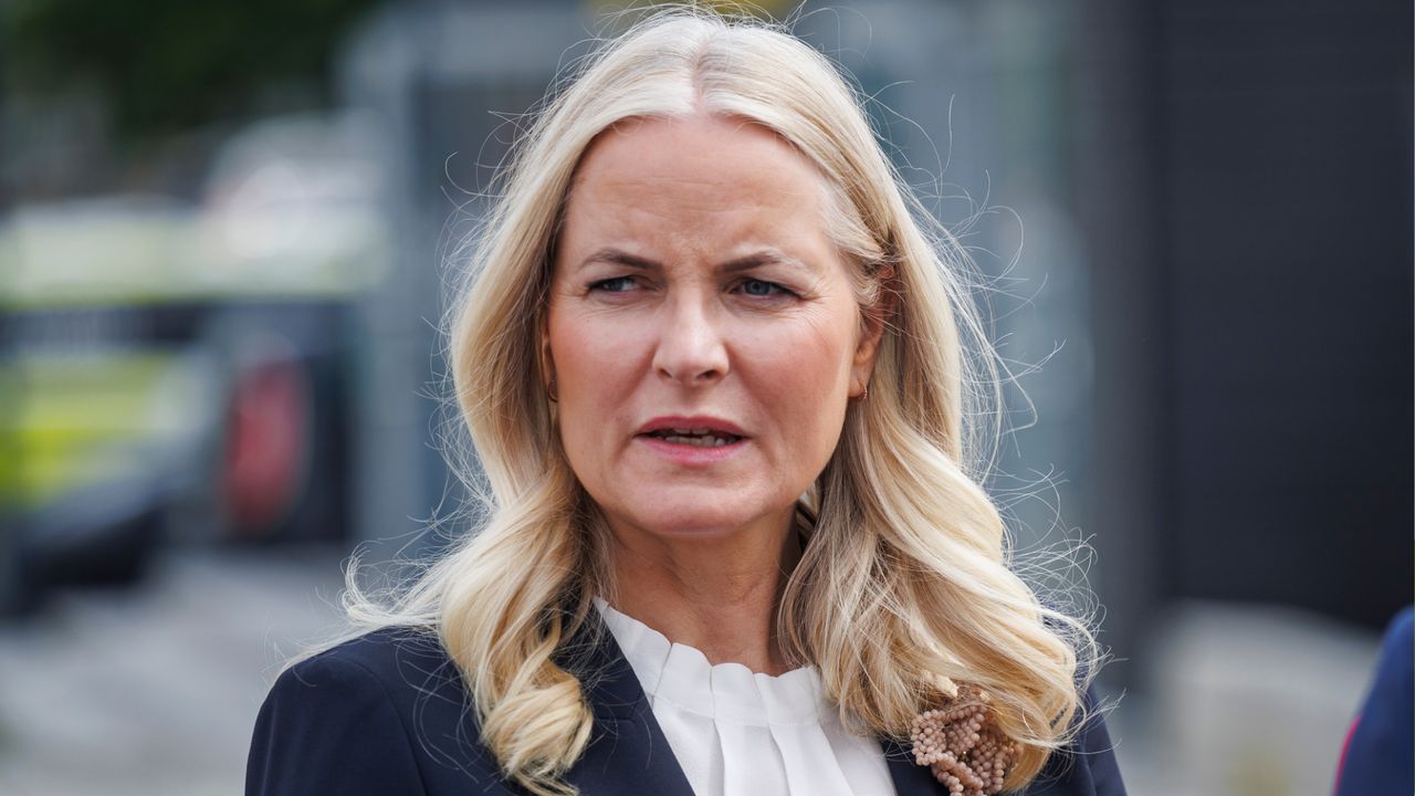 Księżna Mette‑Marit zniknęła na tygodnie. Przyłapano ją pod bramą aresztu