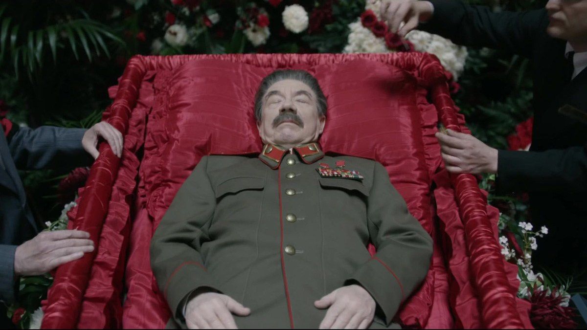 "Śmierć Stalina": pokot przed odwilżą. Widzieliśmy zakazaną w Rosji komedię o śmierci dyktatora