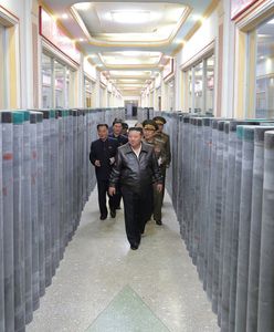 Kim Dzong Un nadzoruje symulacje nuklearne. Ćwiczą uderzenie we wrogów