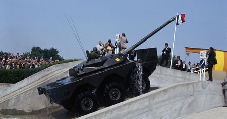 Macron: Przekażemy Ukrainie "lekkie czołgi bojowe AMX-10 RC"