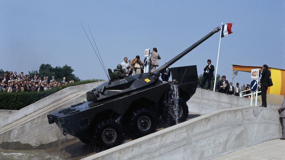 AMX-10 RC - pojazdy militarne, które trudno nazwać czołgiem, bo nie poruszają się na gąsienicach, przekaże Francja Ukrainie. To pierwsza taka zachodnia konstrukcja wojskowa, która trafi na front wojny ukraińsko-rosyjskiej