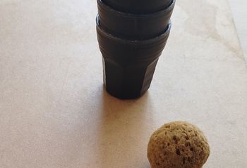 Uwaga na grę w „trzy kubki”! Policja ostrzega przed ulicznymi oszustami