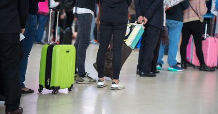 3 rzeczy, które trzeba zabrać w podróż. Ekspert: "Nie wychodzę z domu bez..."