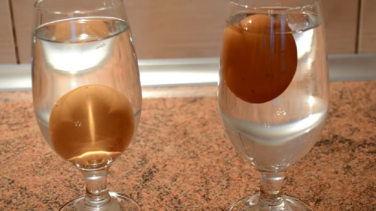 Tak sprawdzisz, czy jajko jest świeże. Błyskawiczny test z wodą