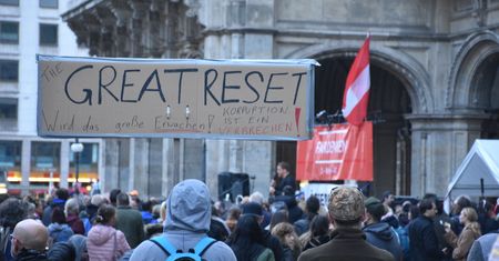 Obostrzenia w Austrii. Tłum przeciwników lockdownu przeszedł ulicami Wiednia