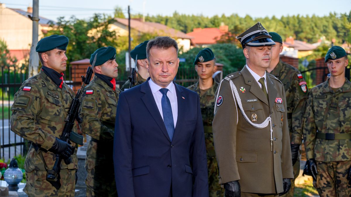 Rudnik nad Sanem (woj. podkarpackie), 16.09.2023. Minister obrony narodowej Mariusz Błaszczak (L) wziął udział w akcji "Warta Pamięci" przy grobie rodziny Boryczków na cmentarzu w Rudniku nad Sanem, 16 bm. (aldg) PAP/Paweł Topolski