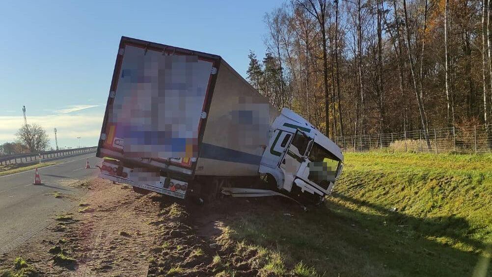 Ciężarówka wpadła do rowu na S17 w Żyrzynie
