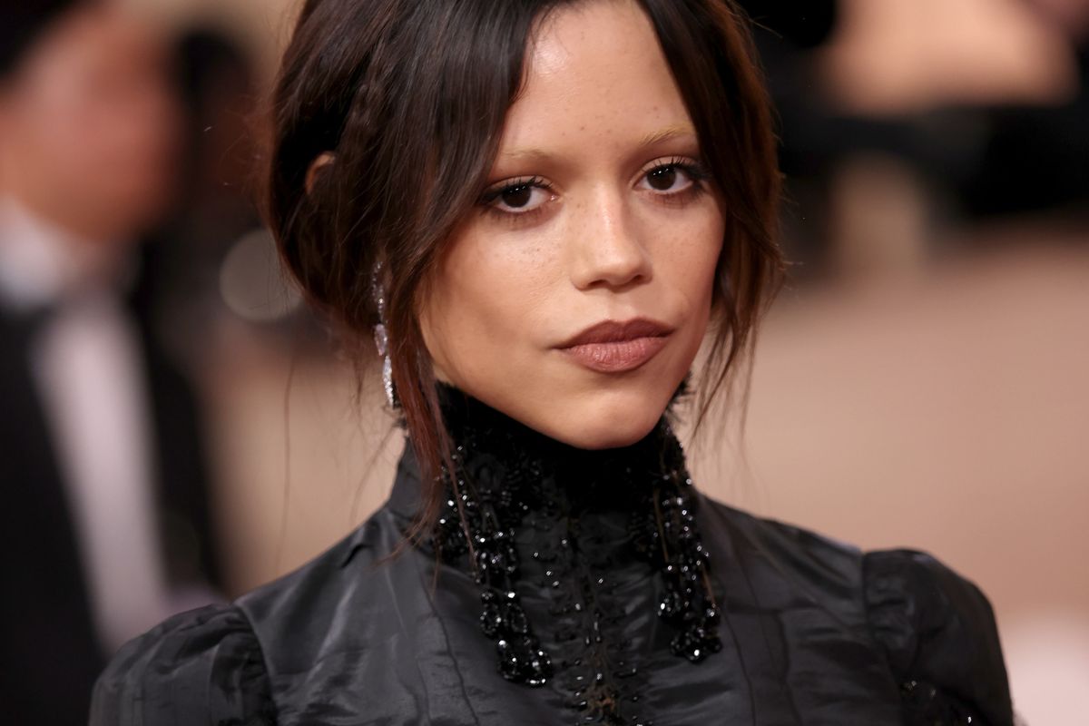 Koniec ery clean girl. Wiosną 2026 stawiamy na soft goth make-up
