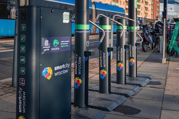 Wrocław: Nowe solarne stacje ładowania dla rowerów i hulajnóg