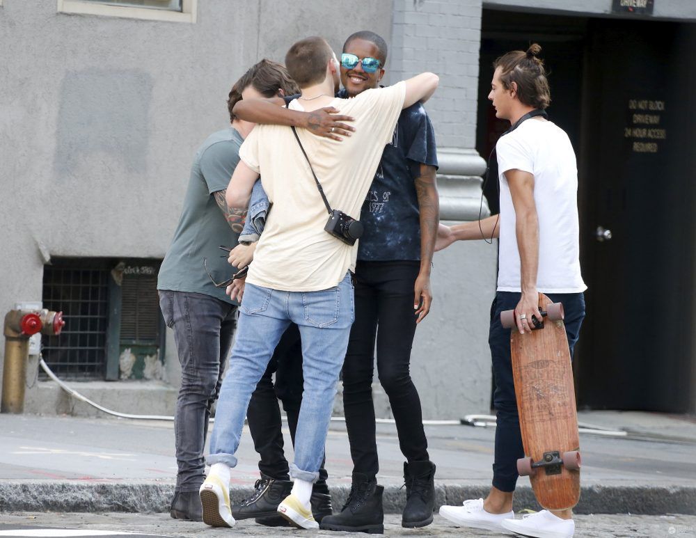 Brooklyn Beckham w krótkich włosach