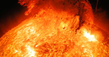 NASA ujęła na zdjęciach potężne wybuchy na Słońcu. Ziemia przy nim jest malutka