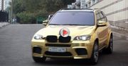 Rosjanie potrafią śmiać się... z siebie. Złote BMW X5!