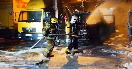Pożar w firmie DHL na Śląsku. Spłonęło 5 samochodów dostawczych