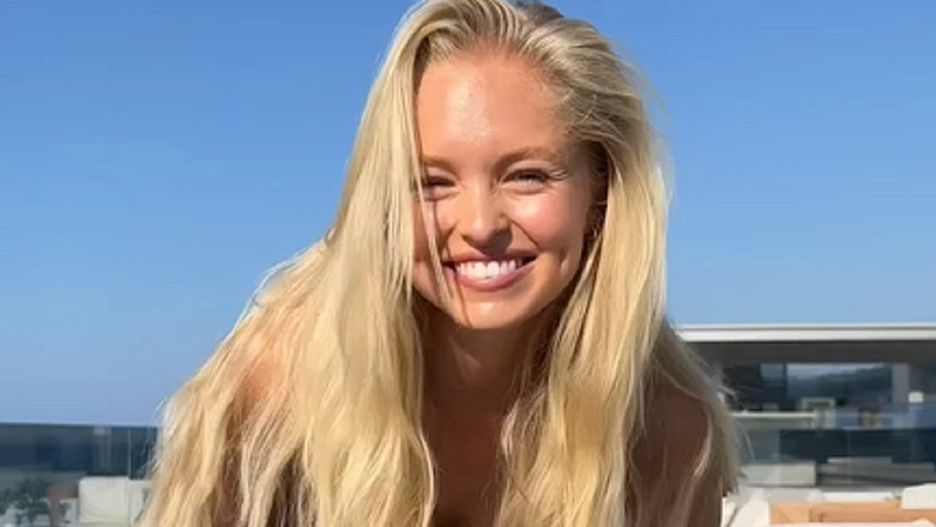 Julia Tychoniewicz w stylizacji z plisowaną spódnicą