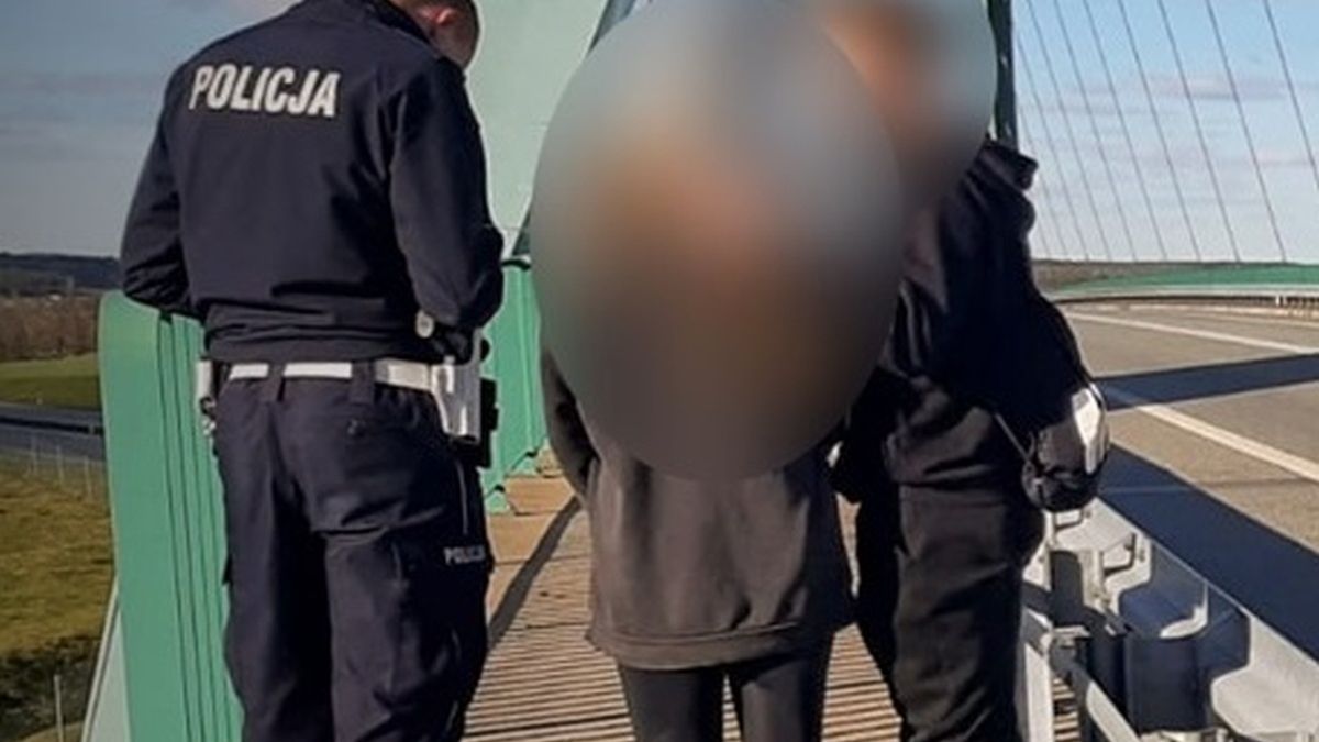 Dwójka młodych ludzi wspięła się na przęsła wiaduktu nad S3 