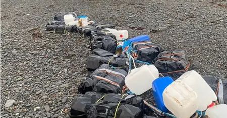 Nietypowe znalezisko na plaży. Zawartość jest warta 90 mln funtów