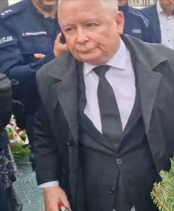 Incydent przy pomniku smoleńskim. Kaczyński zabrał wieniec