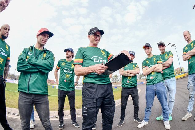 Hans Nielsen z drużyną Polonii Piła, gdzie od tego roku pełni rolę menedżera (fot. Jakub Barański)