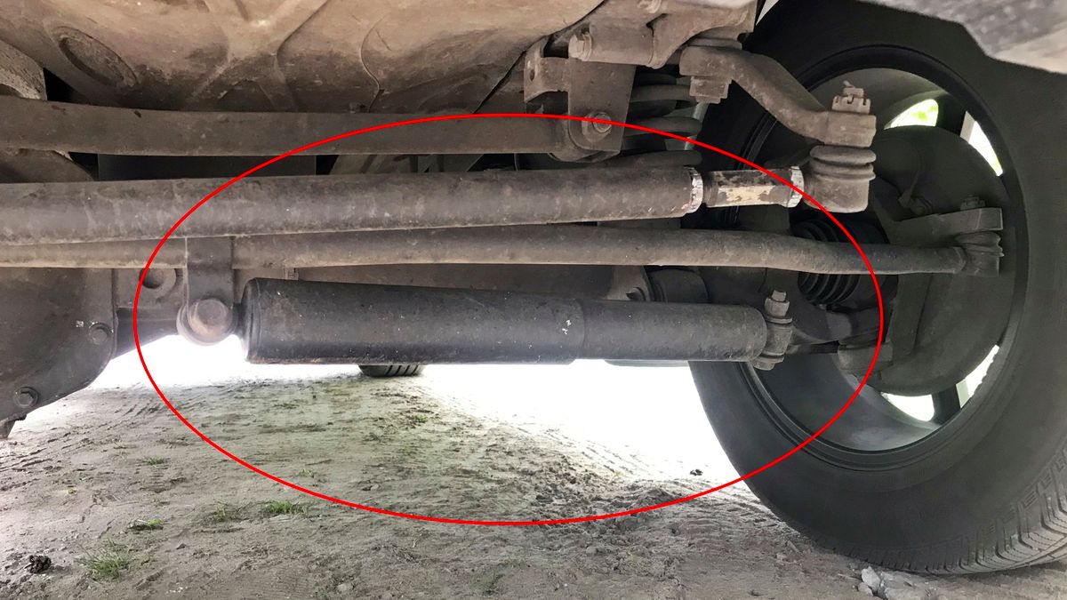 Zamontowany poprzecznie pod autem amortyzator to tzw. amortyzator skrętu.