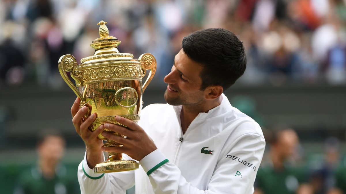 PAP/EPA / NEIL HALL / Na zdjęciu: Novak Djoković, mistrz Wimbledonu 2021