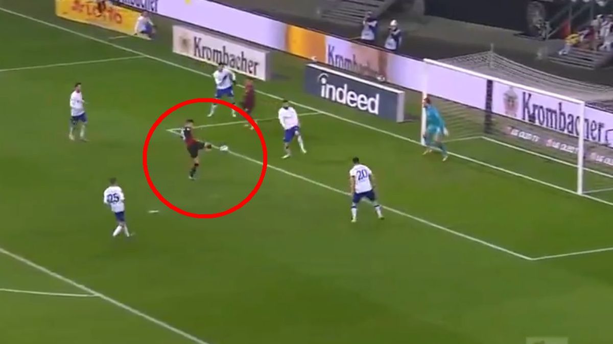 Luka Jović strzela gola dla Eintrachtu Frankfurt w meczu z Schalke 04