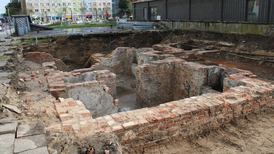 Wykopaliska wokół dawnego kin Milenium w Słupsku.