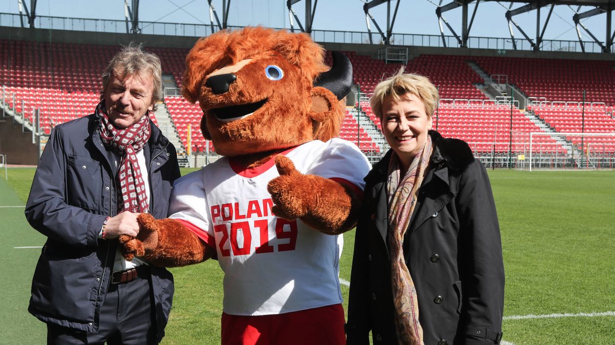 Newspix / Marian Zubrzycki / 400mm.pl / NEWSPIX.PL / Na zdjęciu: Zbigniew Boniek (z lewej) z maskotką MŚ U-20 i prezydent Łodzi Hanną Zdanowską (z prawej)