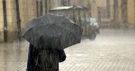 W poniedziałek nad Polską gwałtowne burze i ulewy z gradem