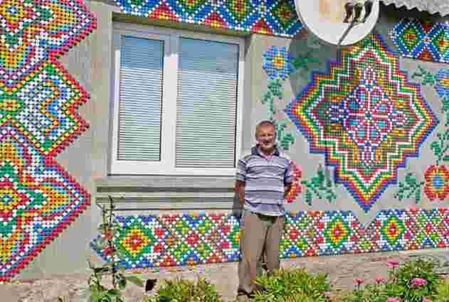 Микола Левчук прикрасив свій будинок пластиковими кришечками