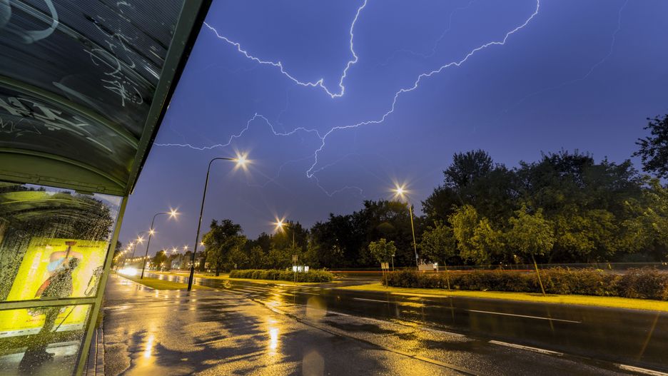 burza nad Poznaniem
Pozna�, 12.08.2017. Przechodz�ca nad Poznaniem burza widziana z wiaty przystankowej przy ul. Pi�sudkiego, 11 bm. wieczorem. (zuz) PAP/�ukasz Ogrodowczyk ***Zdj�cie do depeszy PAP pt. Wielkopolskie/ Ponad 2,5 tys. zg�osze� do PSP po nawa�nicach w regionie***
�ukasz Ogrodowczyk
b�yskawica, b�yskawice, burza, deszcz, miasto, nawa�nica, opady, piorun, pioruny, pogoda, przystanek, ulica, wy�adowanie atmosferyczne