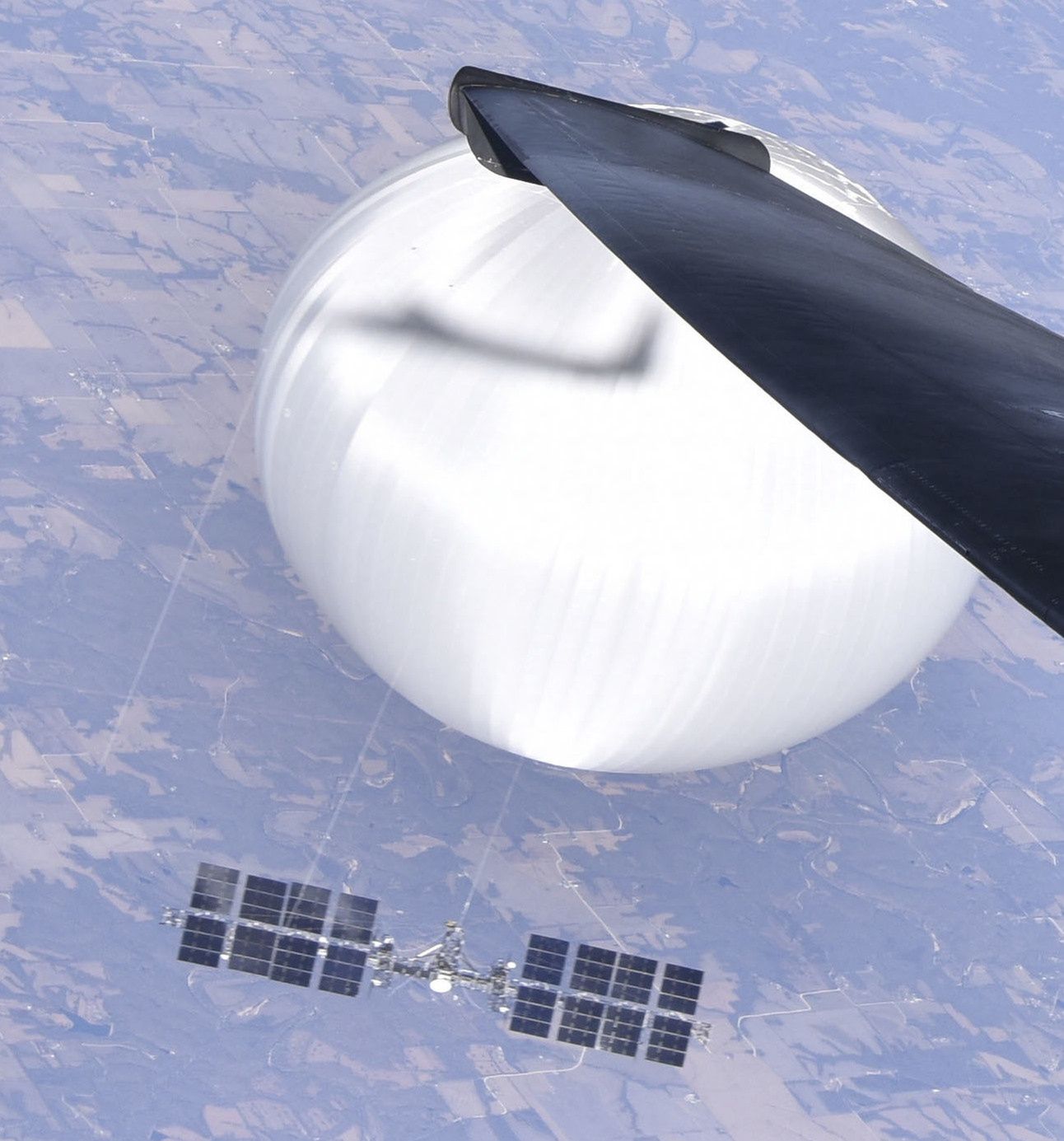 Zdjęcie chińskiego balonu stratosferycznego wykonane przez pilota wysokościowego samolotu U-2