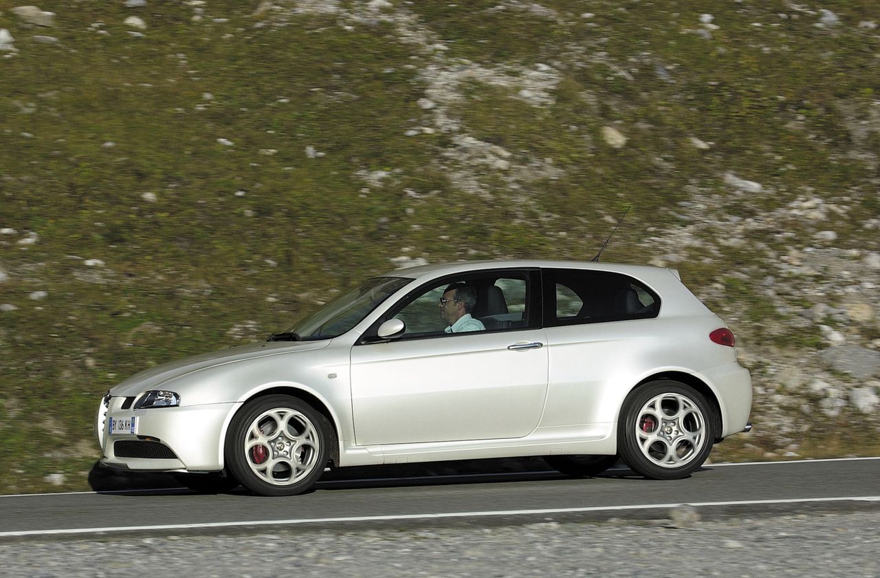 Alfa Romeo 147 GTA wyraźnie drożeje, bo niewiele aut pozostaje na sprzedaż.